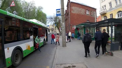 Аэропанорамный вид на центр Воронежа на закате солнца, Россия. Знаменитые  здания и городская архитектура с дорогами и автомобильным движением  стоковое фото ©DedMityay 223719854