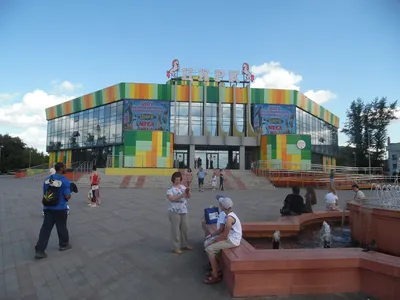 АМАКС Отель Омск - ✔️ Омский Цирк История омского цирка началась в 1898  году, когда в новом деревянном здании на нынешней улице Партизанской начал  давать представления цирк-театр купца Сичкарева. Здесь проходили не