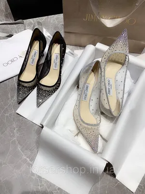 Изображение черных туфлей Jimmy Choo с красным подошвой