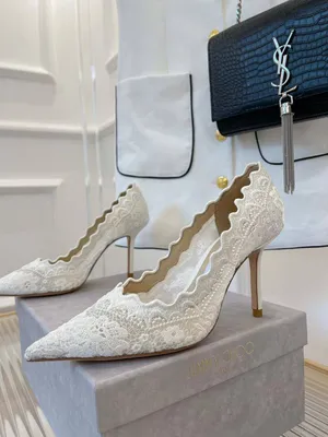 Фотография туфлей Jimmy Choo с логотипом на подошве