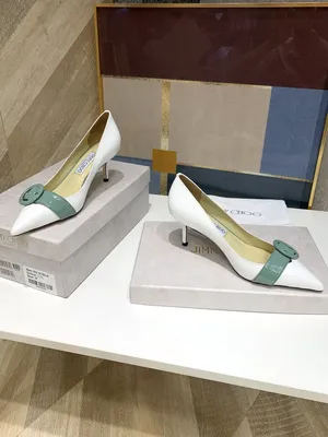 Изображение золотых туфлей Jimmy Choo с кристаллами