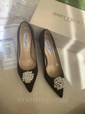 Изображение красных туфлей Jimmy Choo на красной подошве