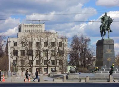 Жилой дом с магазином, начало 1940-х гг., архитектор А.Г.Мордвинов. Здесь  жили поэт Демьян Бедный, писатели В.Я.Шишков, И.Г.Эренбург, композитор  В.Г.Захаров, кинорежиссер М.И.Ромм, артисты В.Я.Станицын, Н.П.Хмелев,  академик И.М.Май(кн мг «Москва ...