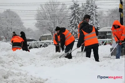 Уборка снега и наледи с кровли - цены на очистку крыши зданий в Москве