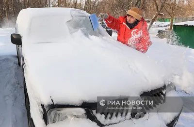 Улица уборка снега зимой лопаткоулавливателя человека в сотрудничестве  перед домом после метели Стоковое Изображение - изображение насчитывающей  путь, день: 195065677