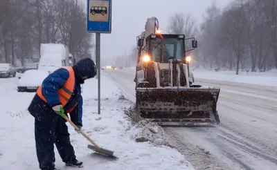 Снег в Москве убирают 12 тысяч сотрудников инженерных компаний - РИА  Новости, 28.11.2023