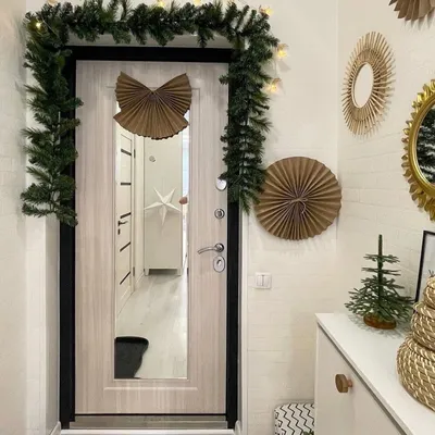 Как украсить двери к Новому году: 20 крутых идей — Roomble.com