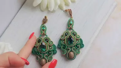 Какие украшения подходят к зеленому платью?