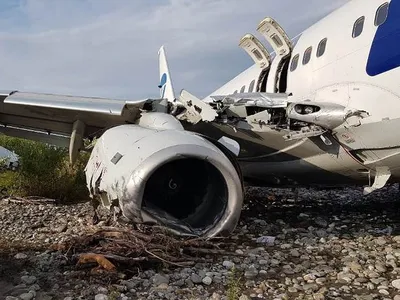 В Сочи при посадке самолет упал в русло реки и загорелся: 18 пострадавших,  сотрудник аэропорта умер в больнице - KP.RU
