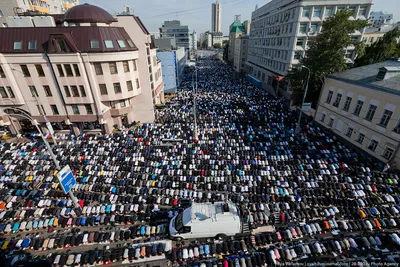 Ураза-байрам в Москве: как его празднуют, что происходит в городе, давки в  метро, тысячи мусульман на улицах, видео - 21 апреля 2023 - msk1.ru