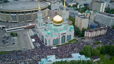 В Москве десятки тысяч мусульман провели намаз по случаю Ураза-байрам -  Korrespondent.net