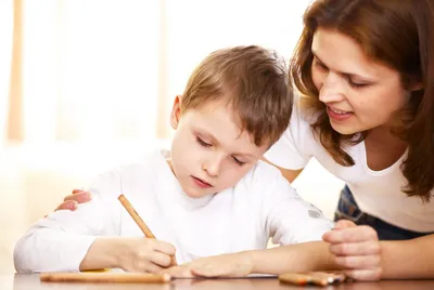 Должны ли родители делать уроки с детьми? | Вести образования