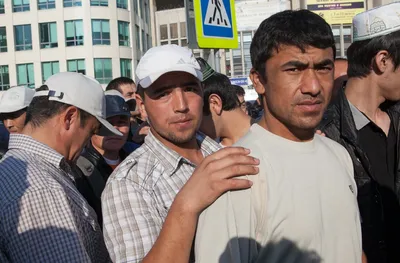 Uzbek man, vigilant of Rukhobod … – License image – 13826361 ❘ lookphotos