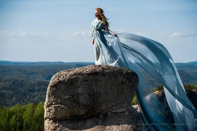 Фотография платья в горах на обои