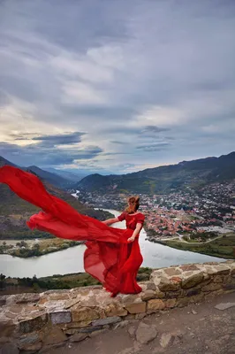 Фотка в платье в горах: загрузите качественное изображение бесплатно