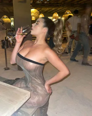 Сексуальное фото в прозрачном платье для журнала Playboy