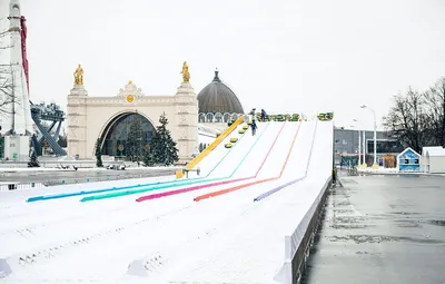 Москва- Россия 1-ое декабря 2019 : Катание на коньках зимой парка Vdnh вднх.  Люди свертывают на замороженном льду. Каток Редакционное Стоковое Фото -  изображение насчитывающей старо, каток: 195196818