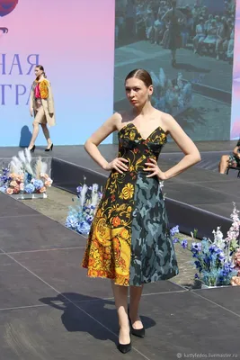 Вечернее платье с корсетом на фото в пурпурном цвете