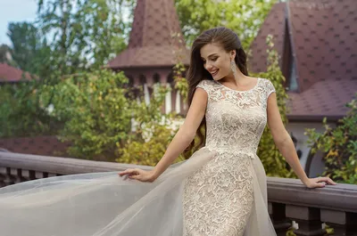 Фотография вечернего платья со шлейфом на чёрном фоне