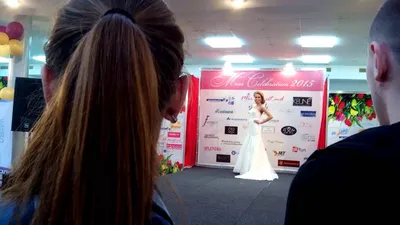 Изображения вечерних платьев модели в HD качестве