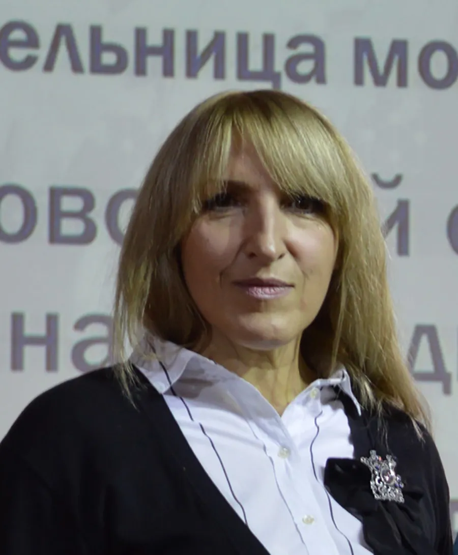 Классические вечерние платья с воланами: изображения для ценительниц моды Классические вечерние платья с воланами: изображения для ценительниц моды