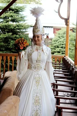 Платья национального казахского стиля на изображениях