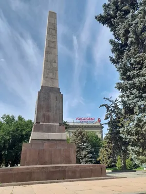 Старый Волгоград - Почётный караул в Зале Воинской славный на Мамаевом  Кургане. В центре зала Воинской славы расположен Вечный огонь на Мамаевом  кургане. Это 5-метровое изображение руки, выполненное из белого мрамора.  Рука