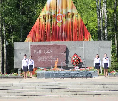 Фото: Вечный огонь, памятник, мемориал, Волгоград, площадь Павших Борцов —  Яндекс Карты