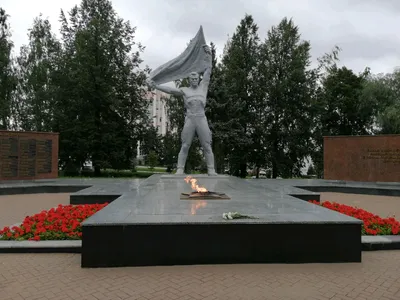 Вечные огни - не только дань памяти погибшим, но и символ отношения к  прошлому