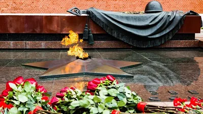 File:Eternal flame at the Kremlin wall in Moscow.jpg - Wikipedia