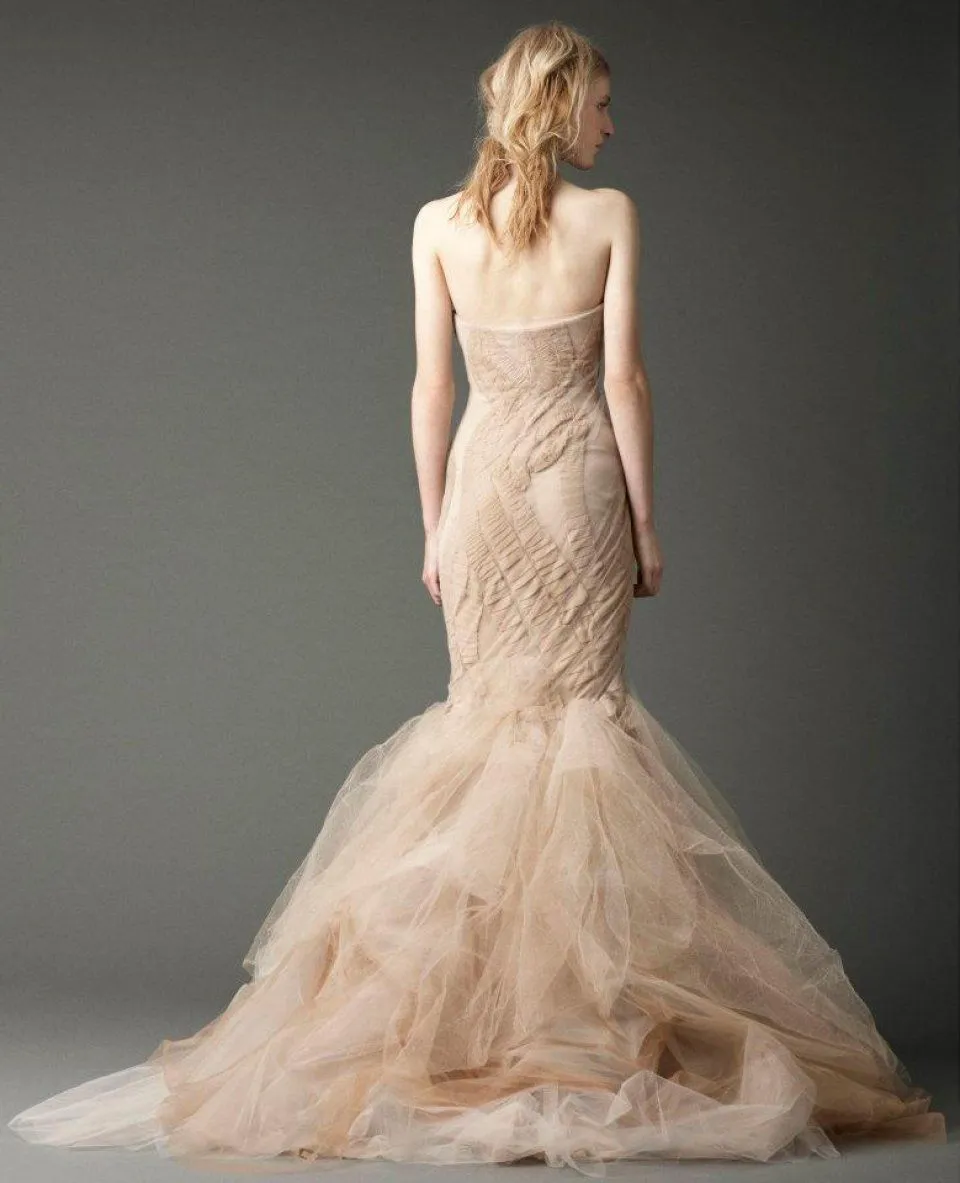 Свадебные наряды Vera Wang на фото в разных ракурсах Свадебные наряды Vera Wang на фото в разных ракурсах