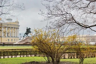 Весна в Санкт-Петербурге Собор Исаак Святого с сиренью цветет, Санкт- Петербург, Россия Стоковое Фото - изображение насчитывающей христианство,  европа: 82666288