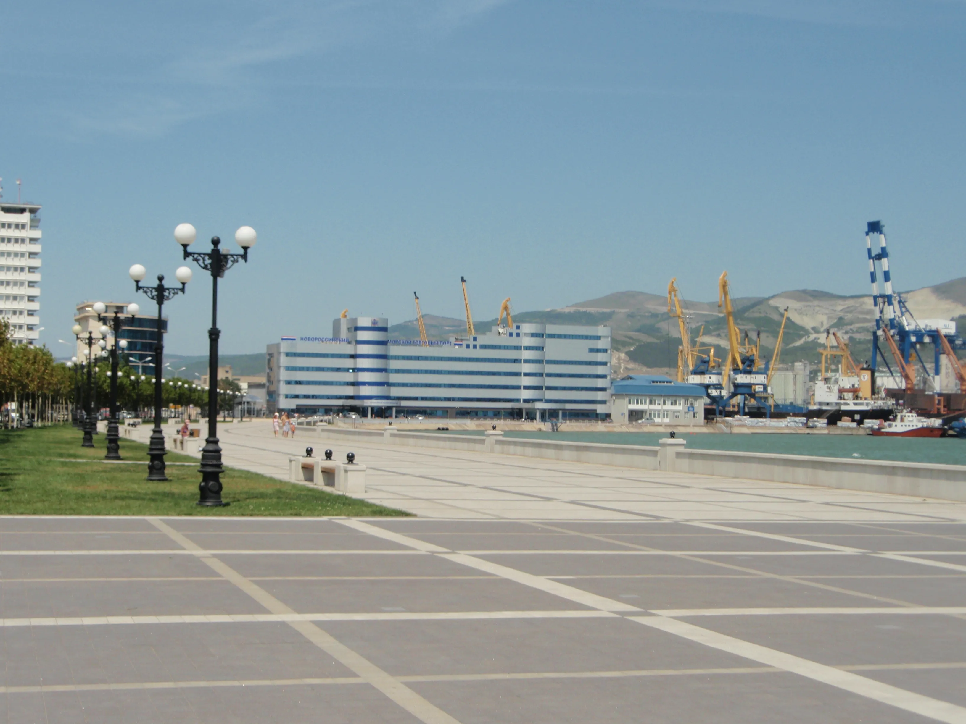 Сайт объявлений новороссийск. Новороссийск / Novorossiysk. Пляж Суджукская коса Новороссийск. Новороссийск море набережная. Новороссийск центр города.