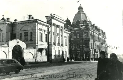 Часовня Иверской иконы Божией Матери (утраченная), Томск (Томск, город),  фотография. архивная фотография Часовня Иверской иконы Божией Матери, на  дальнем плане Богоявленский собор. Фото из альбома «Виды Томска». 1910 г.