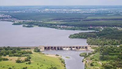 Панорама вида с воздуха города Воронежа сверху на заходе солнца, много  зданиях, дорог и большого голубого реке в вечере лета Стоковое Изображение  - изображение насчитывающей небо, парк: 128845919