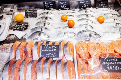 Витрина с вкусными копчеными и высушенными рыбами в гипермаркете  Редакционное Стоковое Изображение - изображение насчитывающей клиент,  внутрь: 108846874