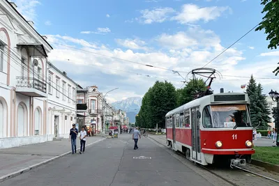 В центре Владикавказа на улице Горького появилась инсталляция в виде  разноцветных зонтиков.