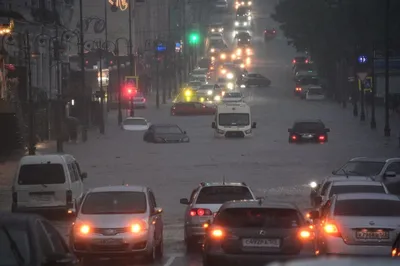 На Владивосток обрушился шторм, ветер и мощный ливень 8 июня 2023 года: нет  связи, видео из города, последние новости, какие улицы затопило - KP.RU