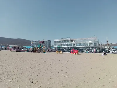Запустение и разруха: как сейчас выглядит популярный пляж бухты Лазурной —  Шамора - PrimaMedia.ru