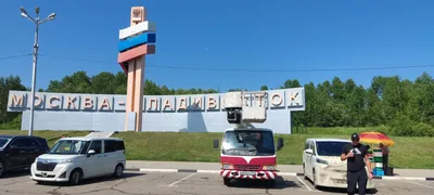 На авторынке «Зелёный угол» во Владивостоке стихия обрушила опорную стену —  пострадали машины (ФОТО)