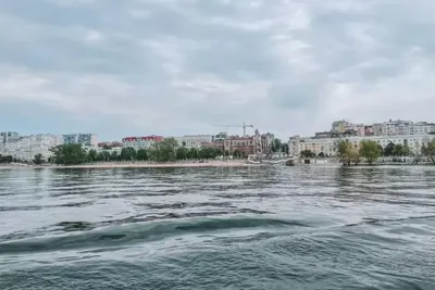 Волга в Самарской области окрасилась в радужные цвета