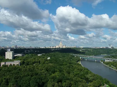 Смотровая площадка на Воробьёвых горах в Москве: как добраться, адрес,  ближайшее метро, виды с площадки, время работы