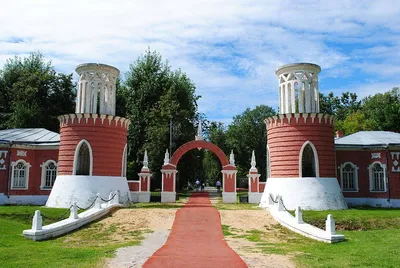 File:Vorontsovsky park, Moscow, Russia. View at the main pond. July  2009.JPG - Wikimedia Commons