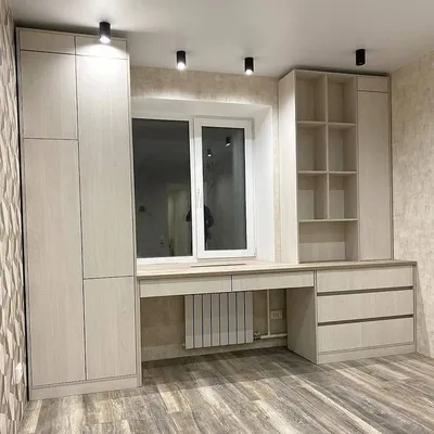 Шкаф вокруг окна: плюсы, минусы, фотопримеры — Rmnt.ru | Bedroom built ins,  Build a closet, Closet built ins