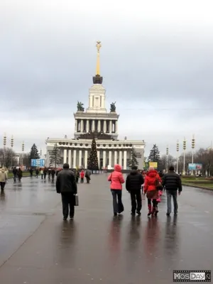 Москва. Главный вход на вднх ввц на фоне останкино Телевизионной башни  Редакционное Изображение - изображение насчитывающей гимна, сложно:  209073390