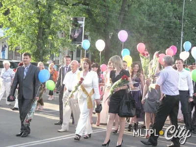 Выпускницы в платьях: фото в формате WebP для ускорения загрузки