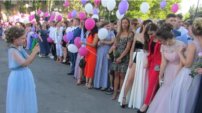 Выпускницы в платьях: фото в стиле ретро