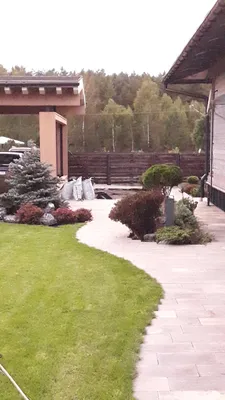 Изображение красивого загородного дома с беседкой
