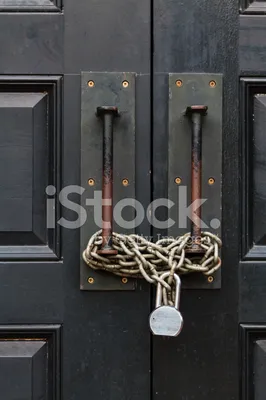 Закрытая дверь с дверной ручкой стоковое фото ©londondeposit 138125176