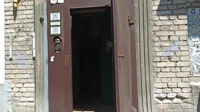 Закрытая дверь с навесным замком за…» — создано в Шедевруме